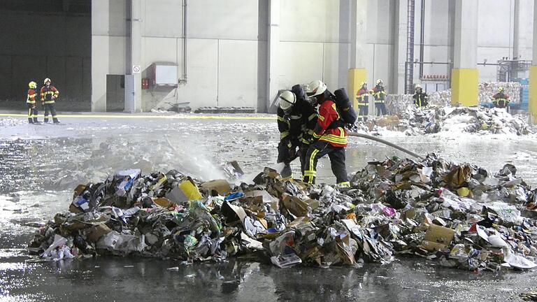 Da wurden schlimme Erinnerungen wach an den Großbrand Anfang Juli 2019: Am Dienstagabend hat es wieder bei Koppitz in Knetzgau gebrannt. Hier löschen Feuerwehrleute das brennende Altpapier im Freien.