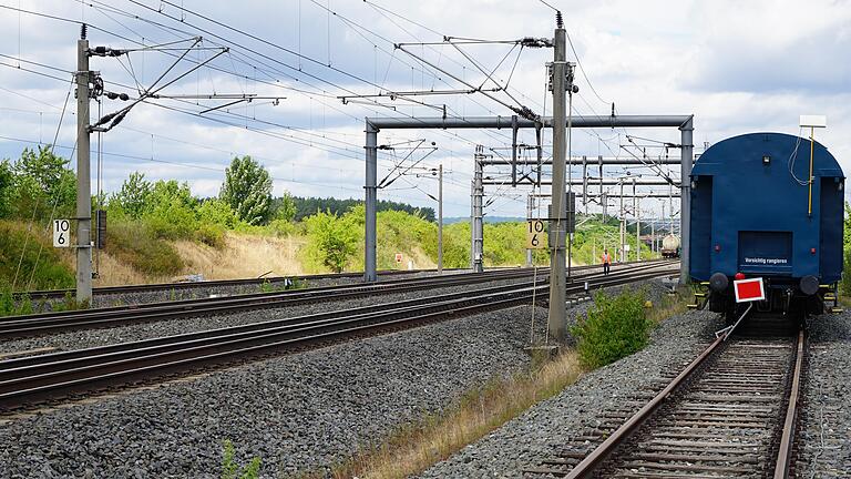 Die ICE-Strecke Würzburg-Hannover: Immer wieder gibt es auf der Schnellfahrstrecke (im Bild der Betriebsbahnhof Rohrbach) Überleitstellen und Stellwerke, um einen eingleisigen Zugverkehr zu ermöglichen. Die ICE-Strecke Würzburg-Hannover: Immer wieder gibt es auf der Schnellfahrstrecke (im Bild der Betriebsbahnhof Rohrbach) Überleitstellen und Stellwerke, um einen eingleisigen Zugverkehr zu ermöglichen. 