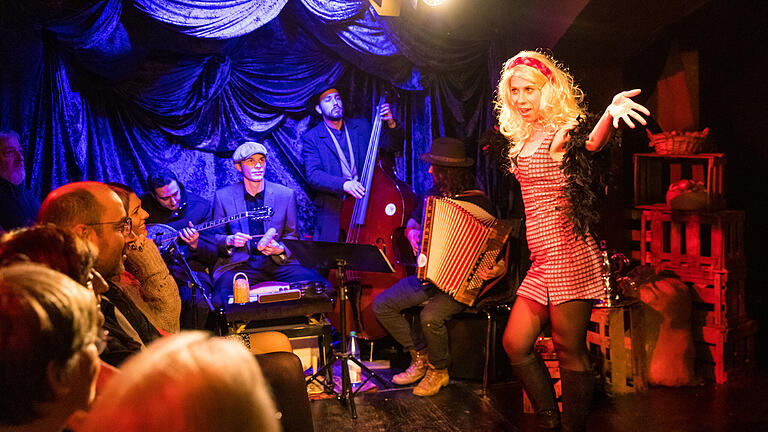 Ausverkauftes Haus bei der Aufführung des Stücks „Monsieur Ibrahim und die Blumen des Koran“ in der Theaterwerkstatt. Die Inszenierung wurde von Live-Musik jüdischen und arabischen Ursprungs begleitet. Ausverkauftes Haus bei der Aufführung des Stücks „Monsieur Ibrahim und die Blumen des Koran“ in der Theaterwerkstatt. Die Inszenierung wurde von Live-Musik jüdischen und arabischen Ursprungs begleitet.
