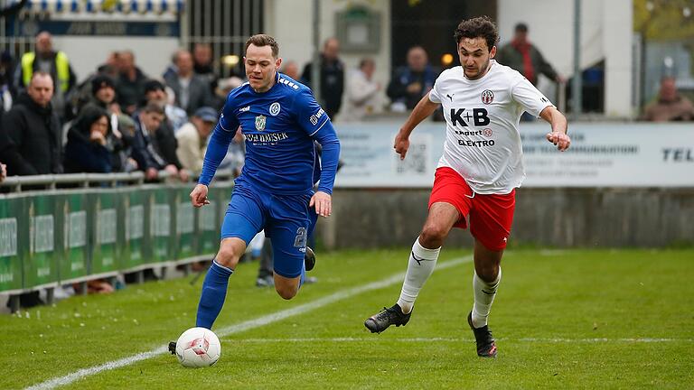 Wechselt die Farben: Marc Hänschke (links, hier im Laufduell mit Michael Lamecker vom ASV Cham), derzeit beim FV 04 Würzburg aktiv, wird sich dem FC 05 Schweinfurt anschließen.