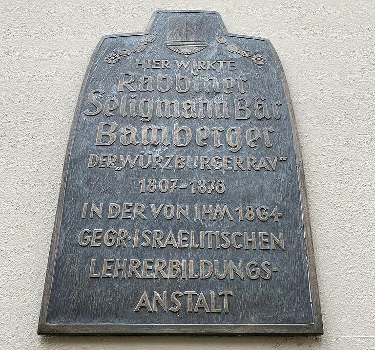 Gebäude der früheren Israelitischen Lehrerbildungsanstalt in der Bibrastraße 6 in Würzburg. Gedenktafel für Rabbiner Seligmann Bär Bamberger.