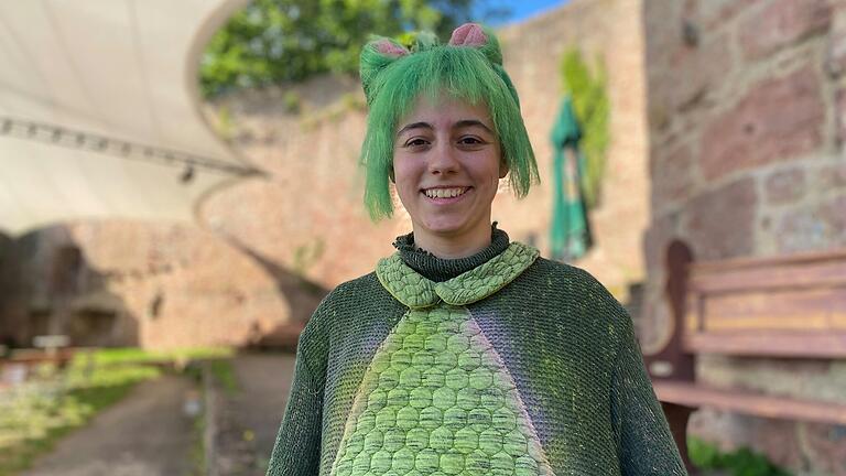 Franziska Schelbert (18) wohnt direkt am Aufgang zur Scherenburg und ist seit 2015 mit dabei. In diesem Jahr spielt sie das Urmel. Franziska Schelbert (18) wohnt direkt am Aufgang zur Scherenburg und ist seit 2015 mit dabei. In diesem Jahr spielt sie das Urmel.