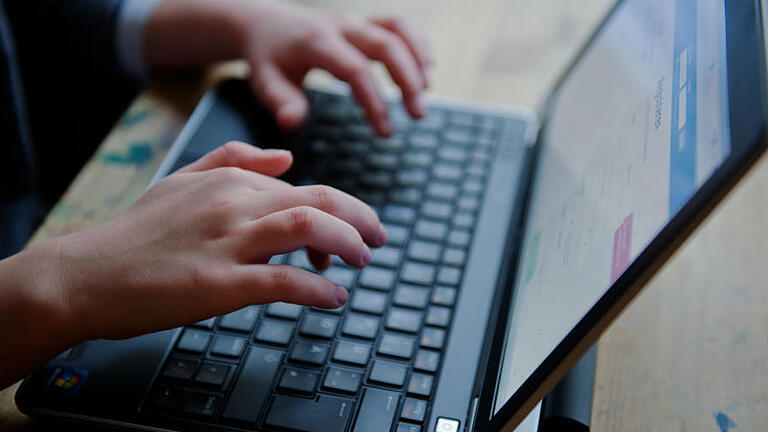 Schüler aus dem Landkreis Main-Spessart haben den Server ihrer Schule gehackt, um an die Fragen für eine Schularbeit zu kommen. Das Verfahren vor dem Amtsgericht Gemünden wurde allerdings eingestellt. Schüler aus dem Landkreis Main-Spessart haben den Server ihrer Schule gehackt, um an die Fragen für eine Schularbeit zu kommen. Das Verfahren vor dem Amtsgericht Gemünden wurde allerdings eingestellt.