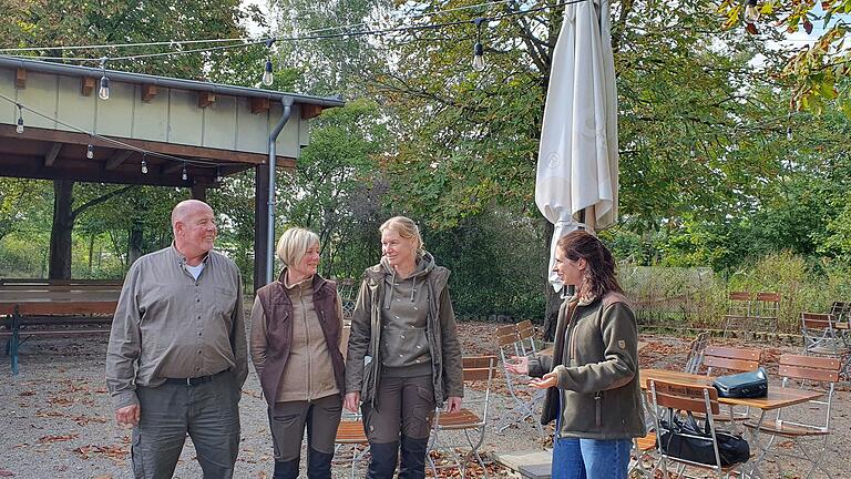 Christina Heid bedankt sich im Namen aller Prüflinge bei den Tainern (von links Klaus Hegler, Mirjam Tempel, Uschi Kilgendstein) für die tolle Begleitung im letzten halben Jahr. Christina Heid bedankt sich im Namen aller Prüflinge bei den Tainern (von links Klaus Hegler, Mirjam Tempel, Uschi Kilgendstein) für die tolle Begleitung im letzten halben Jahr.