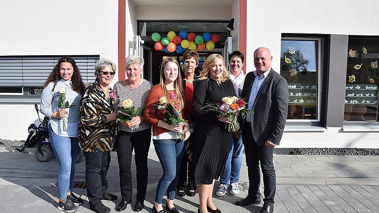 Bürgermeister Georg Seiffert (rechts) begrüßte das Kinderkrippen-Personal des St. Liobavereins mit Blumen. Das Bild zeigt von links: Praktikantin Barbara Rosario, Vorsitzende Henderike Bootz, Ingrid Fries, Anna-Lena Groß, Heidi Kirchner, Krippenleiterin Luisa Niedermeier, Katrin Schöppner und den Bürgermeister.