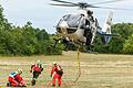 Übung für den Waldbrand-Ernstfall: Die Würzburger Feuerwehrschule bildet Flughelferinnen und Flughelfer für Löschhubschrauber aus. Zur Fortbildung gehört das Befestigen von Gegenständen an den Helikoptern.