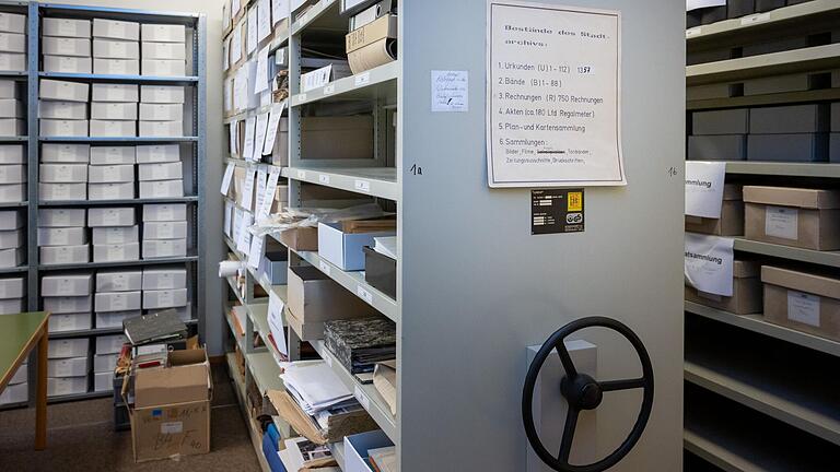 Das Stadtarchiv in Gerolzhofen beherbergt die überlieferten Schriftstücke der Stadtverwaltung. Das Archiv soll jetzt erstmals fachmännisch nach staatlichen Vorgaben geordnet werden. Das Stadtarchiv in Gerolzhofen beherbergt die überlieferten Schriftstücke der Stadtverwaltung. Das Archiv soll jetzt erstmals fachmännisch nach staatlichen Vorgaben geordnet werden.