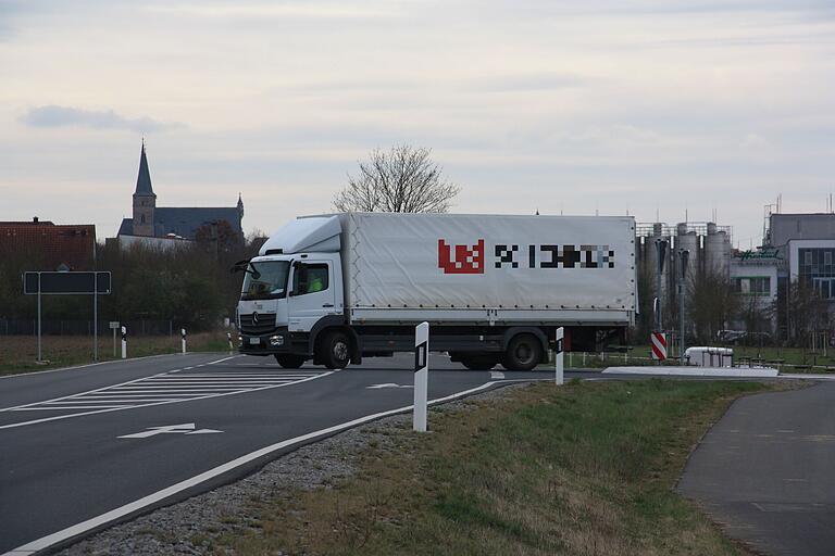 Lastwagen, die rücksichtslos auf die Staatsstraße auffahren, zwingen vorfahrtsberechtigte Fahrzeuge dazu, stark zu bremsen, um einen Auffahrunfall zu verhindern.