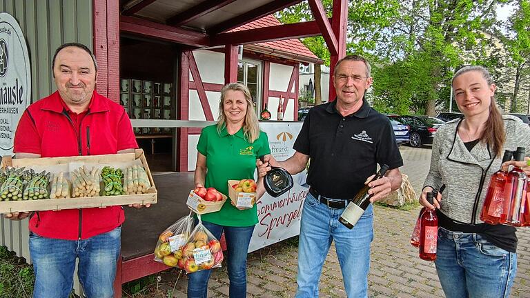 Günter Hassold (von links) betreibt gemeinsam mit Anette Steinmann, Reinhold Schwarz und Pauline Steinmann das Zollhäusle. Dort können Kundinnen und Kunden rund um die Uhr regionale Produkte einkaufen. Günter Hassold (von links) betreibt gemeinsam mit Anette Steinmann, Reinhold Schwarz und Pauline Steinmann das Zollhäusle. Dort können Kundinnen und Kunden rund um die Uhr regionale Produkte einkaufen.