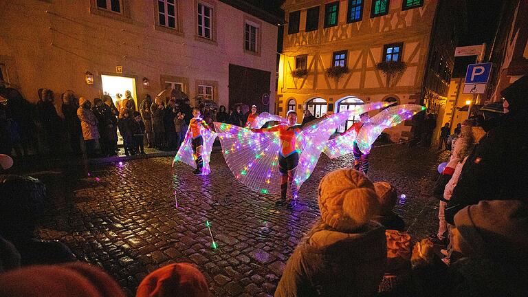Einmal im Jahr verwandelt sich die historische Altstadt von Prichsenstadt (Lkr. Kitzingen) in ein stimmungsvolles Lichtermeer mit Feuerschau, Leuchtshow und Lichtertanz. Einmal im Jahr verwandelt sich die historische Altstadt von Prichsenstadt (Lkr. Kitzingen) in ein stimmungsvolles Lichtermeer mit Feuerschau, Leuchtshow und Lichtertanz.