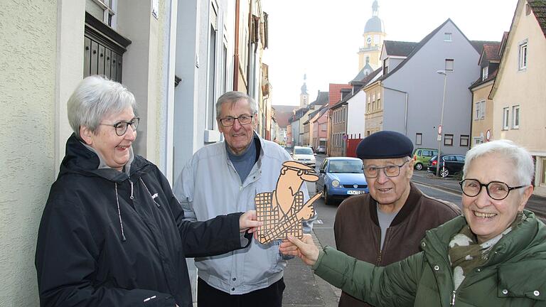 'Des Schorschla von der Fischergass'' war erster Träger des Kitzinger Schlappmaulordens. Rita Östheimer, Rudi Weber, Richard und Waltraud Müller erinnern an den sagenhaften Kommentator der Kitzinger Stadtgeschichte, einst beliebte Symbolfigur. 'Des Schorschla von der Fischergass'' war erster Träger des Kitzinger Schlappmaulordens. Rita Östheimer, Rudi Weber, Richard und Waltraud Müller erinnern an den sagenhaften Kommentator der Kitzinger Stadtgeschichte, einst beliebte Symbolfigur.