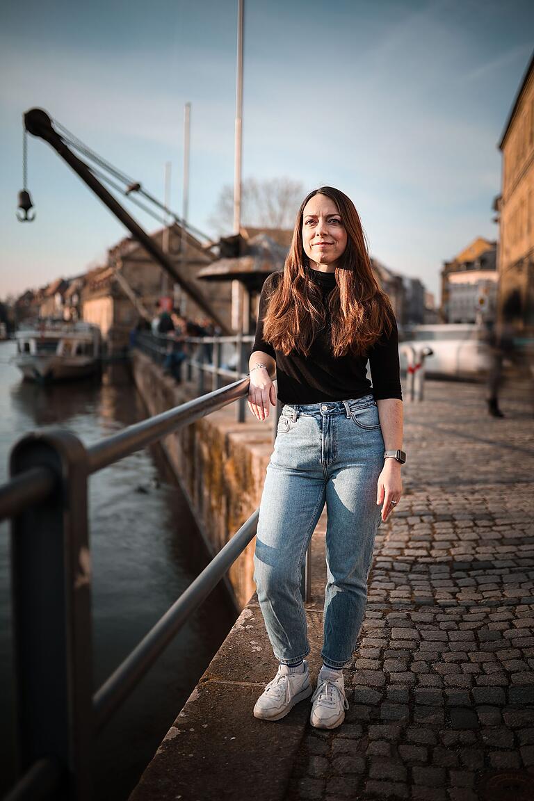 2025: Frei fühlt sich Sarah Lill am Wasser, wie hier am belebten Ufer der Regnitz, die durch Bamberg fließt. 2025: Frei fühlt sich Sarah Lill am Wasser, wie hier am belebten Ufer der Regnitz, die durch Bamberg fließt. 