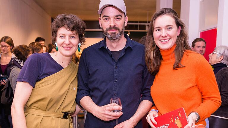 Anne Caroline Müller, Pascal Heiler und Katharina Christ,&nbsp;Leiterin des Kunstforums Schweinfurt, (von links) bei der Eröffnung der Ausstellung von Cartoons von Pascal Heiler in der Galerie Gabriele Müller in der Theaterstraße.