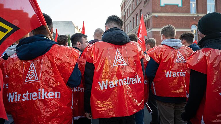 Seit Wochen gehen Arbeiter der Metall- und Elektroindustrie auf die Straße. Die Welle der Warnstreiks könnte in der kommenden Woche in Bayern noch massiver werden.