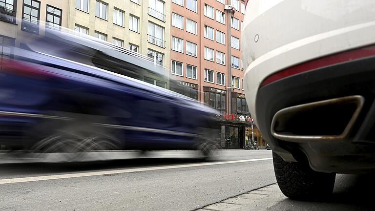 Luftreinhaltung       -  Luftreinhaltung Luftreinhaltung, die Qualität der Luft, Wie sauber war die Luft 2022 in Augsburg und was bedeuten die verschärften Grenzwerte? Verkehr, Karlstraße, Symbolbild, Symbolfoto