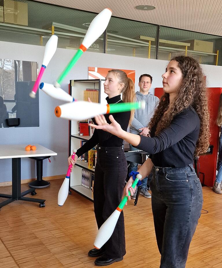 Die Q 11-Schülerinnen Ionna Drexlmaier und Lena Schatzmann bereicherten die Übergabefeier des Lernateliers mit eine Jonglagevorführung. Die Q 11-Schülerinnen Ionna Drexlmaier und Lena Schatzmann bereicherten die Übergabefeier des Lernateliers mit eine Jonglagevorführung.