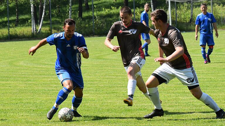 Die SG Burgwallbach/Leutershausen (in der Mitte Etienne Memmler, rechts Hannes Weikard) kämpft nach der verpassten Meisterschaft (links Michael Kürschner von der SG Hendungen-Sondheim/Gr.) an diesem Samstag im Relegationsspiel gegen den TSV Volkers um den Aufstieg in die Kreisklasse.