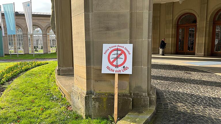 Erörterungstermin der Bundesnetzagentur im Bad KissingerRegentenbau.       -  Ein einsames Protestschild vor dem Regentenbau in Bad Kissingen, in dem zurzeit der Erörterungstermin der Bundesnetzagentur stattfindet.