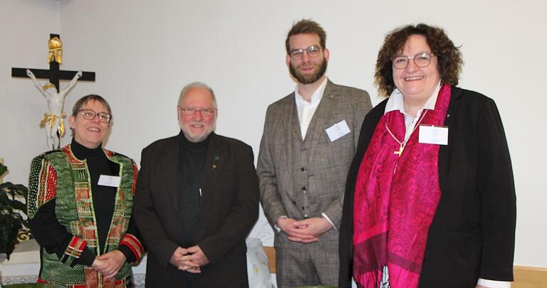 Das Präsidium leitete die Herbstsynode im Martin-Luther-Haus. Von links nach rechts: Synodalpräsidentin Charlotte Seitz, Synodalpräsident Gerhard Koch, stellvertretender Dekan Jan Lungfiel sowie Dekanin Anne Salzbrenner.