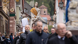 Karfreitagsprozession Lohr am Main       -  Angehörige verschiedener Handwerkszünfte ziehen am 18.04.25 in einer Karfreitagsprozession durch die Innenstadt von Lohr am Main (Landkreis Main-Spessart).