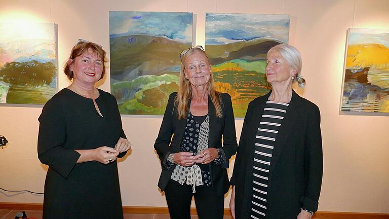 Landschaften in der Natur und in menschlichen Gesichtern erzählt die Malerin Antje Vega (Mitte) in ihren Bildern, die bis zum 21. November im Zelinger Torturm zu sehen sind. Im Bild noch die Laudatorin Susanne Dreier (links) und Ingrid Sperber, die Vorsitzende des Zellinger Kulturvereins.