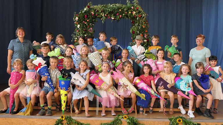 Die 14 Mädchen und 14 Jungen der ersten Klasse an der Haßfurter Waldorfschule werden von Lehrerin Silke Deuber (links) unterrichtet, unterstützt von Klassenbegleiterin Doris Wasser (rechts). Die 14 Mädchen und 14 Jungen der ersten Klasse an der Haßfurter Waldorfschule werden von Lehrerin Silke Deuber (links) unterrichtet, unterstützt von Klassenbegleiterin Doris Wasser (rechts).