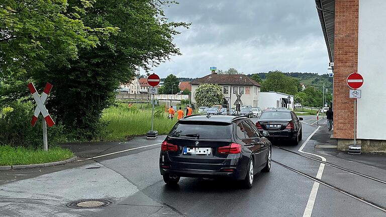 Durch die Sanierung der BayWa-Kreuzung ist die Straße (Siemensstraße/Bahnhofstraße) kurz nach dem Bahnhof Bad Neustadt zur Einbahnstraße in Richtung Stadt geworden. Dennoch fahren viele Autos weiterhin in Richtung Herschfelder Kreisel.