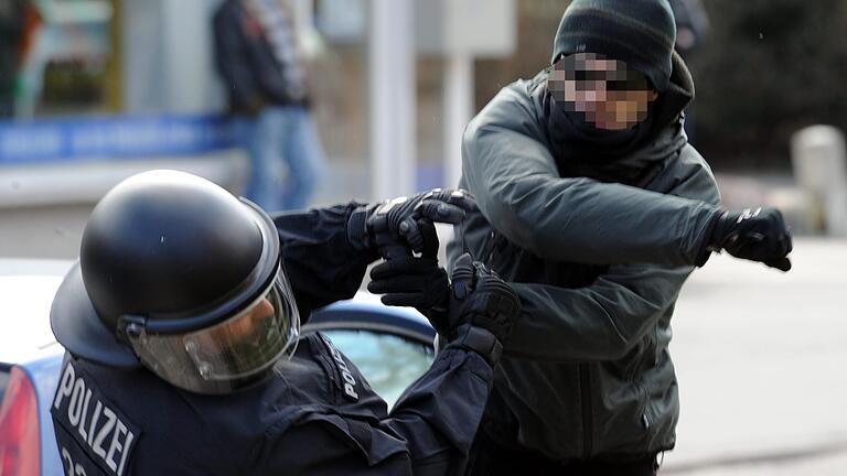 Nicht nur Polizisten sehen sich wachsender Gewalt ausgesetzt: Laut Beamtenbund gibt es längst in vielen Bereiche der Verwaltung fast täglich neue Angriffe durch Bürger.