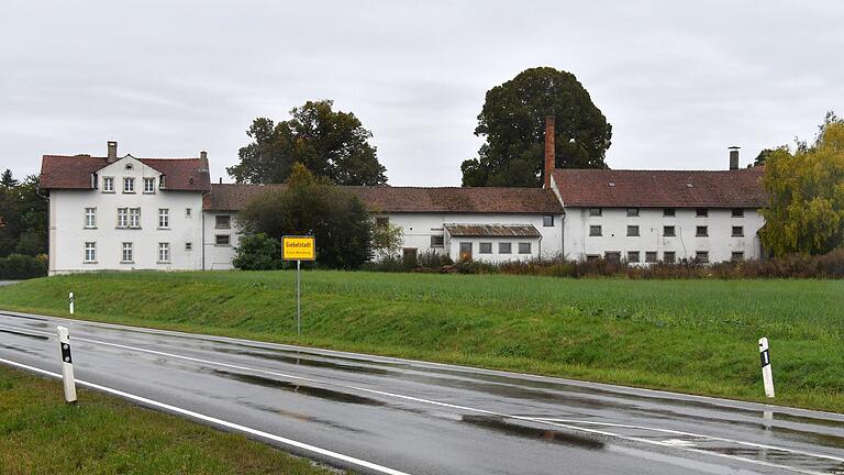 Vor dem ehemaligen Gutshof am nördlichen Ortseingang von Giebelstadt soll der neue Großparkplatz entstehen.