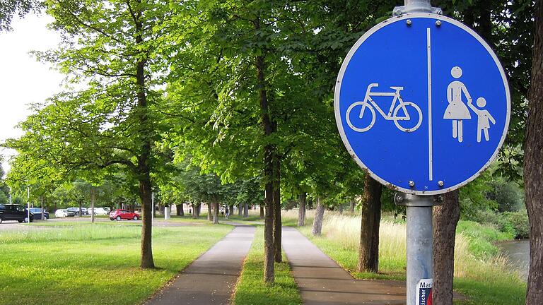 Kurpark: Rad- und Fußweg mal links, mal rechts Kurpark: Rad- und Fußweg mal links, mal rechts
