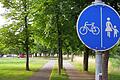Kurpark: Rad- und Fußweg mal links, mal rechts