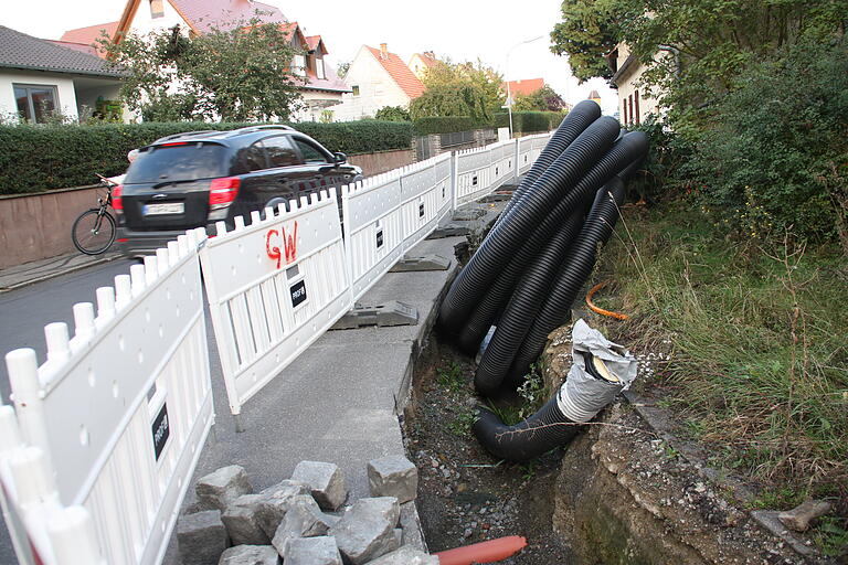 In diesen schwarzen, isolierten Kunststoffrohren verlaufen unterirdisch die Wärmeleitungen zu den angeschlossenen Anwesen. Das Bild entstand in der Augasse.