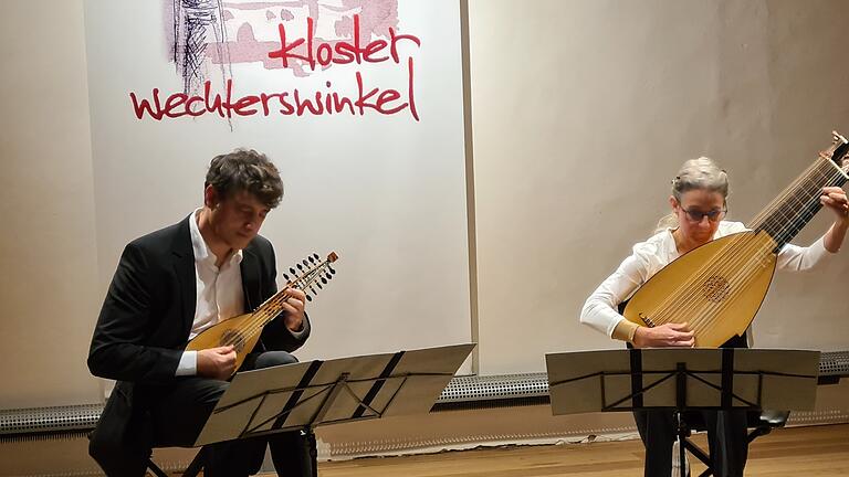 Daniel Ahlert und Birgit Schwab verzauberten das Publikum mit Mandolinen- und Lautenmusik des 18. Jahrhunderts.