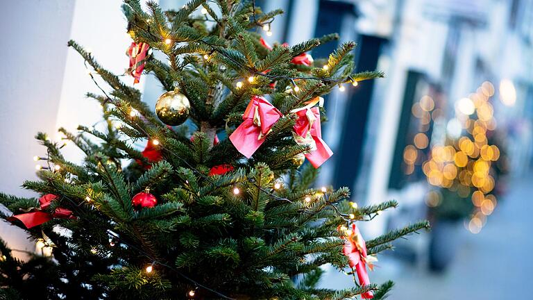 Lohnt es sich tatsächlich für die Beleuchtung des Weihnachtsbaums auf eine LED-Lichterkette zurückzugreifen?