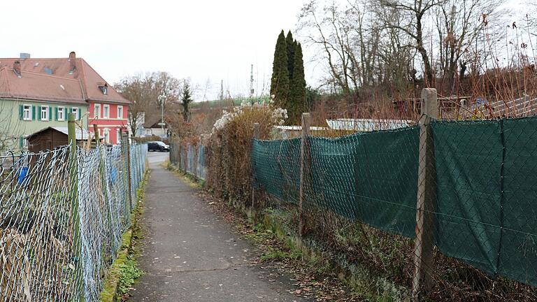 Die Kleingärten unterhalb des Kitzinger Bahnhofs in der Inneren Sulzfelder Straße sollen der Neugestaltung des gesamten Bereichs weichen.