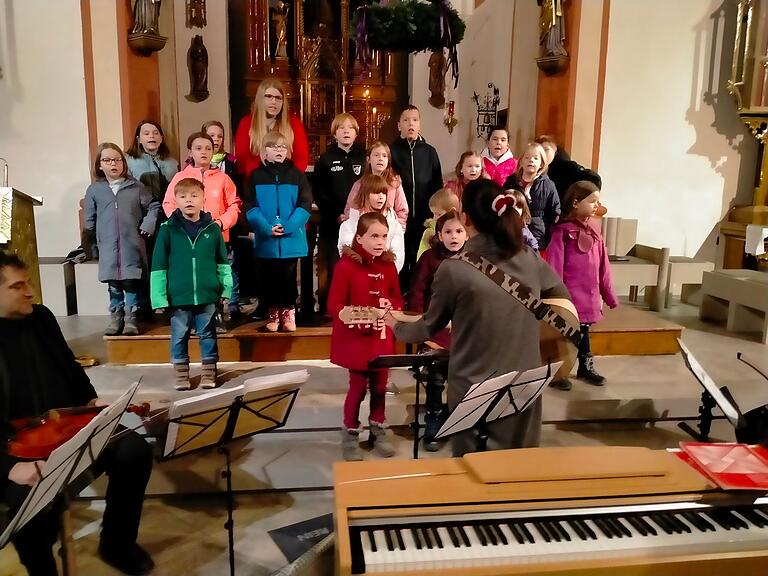 Einen 'musikalischen Plätzchenteller' bot der Kinderchor Hofheim unter Leitung von Felicitas Dellert mit der Gitarre. Einen 'musikalischen Plätzchenteller' bot der Kinderchor Hofheim unter Leitung von Felicitas Dellert mit der Gitarre.