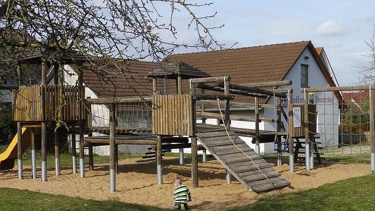 Der Spielplatz am Siedlerheim in Donnersdorf. Die Tage der alten Spielgeräte aus Holz sind gezählt. Im Sommer will die Gemeinde den Spielplatz neu gestalten lassen und mit neuen Spielgeräten bestücken.