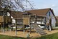 Der Spielplatz am Siedlerheim in Donnersdorf. Die Tage der alten Spielgeräte aus Holz sind gezählt. Im Sommer will die Gemeinde den Spielplatz neu gestalten lassen und mit neuen Spielgeräten bestücken.