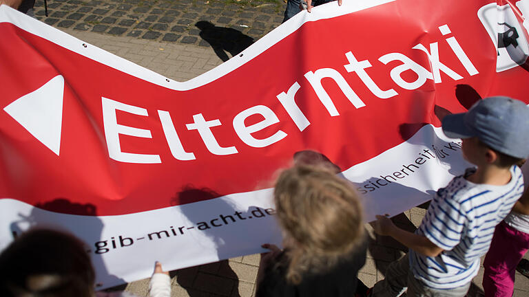 &bdquo;Elterntaxis&ldquo; sorgen für Chaos       -  Schüler der Albert-Schweitzer-Grundschule in Hannover mit einem Banner des Pilotprojekts &bdquo;Elterntaxi&ldquo;.