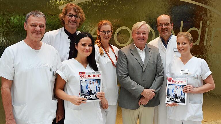 Das Magazin Focus hat die Neurologie am Leopoldina-Krankenhaus in die 'Top 100' eingestuft. im Bild von links: Stationsleiter Jürgen Hub, Leitender Oberarzt Klaus Dötter, Lena Braun, Lisa Walther, Leo-Geschäftsführer Adrian Schmuker, Johannes Mühler und Jeanniene Ammon.