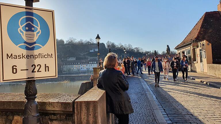 Die Maskenpflicht in einigen Bereichen der Würzburger Innenstadt und auf der Alten Mainbrücke wurde am Montag erneut verlängert.