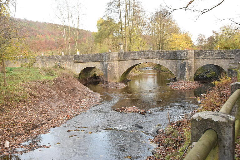 Nachdem das Gestrüpp am Ufer entfernt wurde, ist die Elsbrücke in Wechterswinkel wieder in voller Pracht zu erkennen. Nur ein historischer Brunnen im Umfeld sollte noch gereinigt werden, wurde bei der Bürgerversammlung empfohlen.