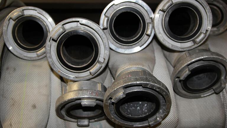Wasserzweckverbände geben Poolbesitzern Equipment für eine schnelle Füllung aus. Diese beinhaltet ein Standrohr für einen Hydranten sowie einen Schlauch.