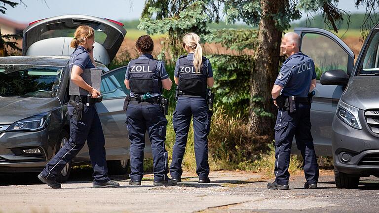 Zollbeamte haben am Donnerstagmorgen Kisten aus dem Vereinsgelände des TSV Aubstadt getragen. Zollbeamte haben am Donnerstagmorgen Kisten aus dem Vereinsgelände des TSV Aubstadt getragen.