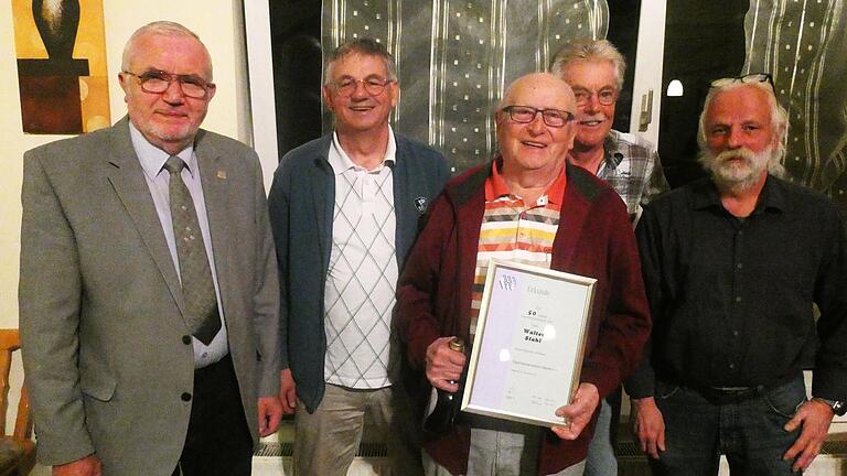 Für 50 Jahre Treue zum Siedler- und Unter- und Oberspiesheim geehrt: Walter Stahl. Mit im Bild: Landesvorstandsmitglied Georg Grembler,2. Vorsitzender Siegfried Wieland, Schriftführer Edwin Then, Kassier Peter Frenzel. Für 50 Jahre Treue zum Siedler- und Unter- und Oberspiesheim geehrt: Walter Stahl. Mit im Bild: Landesvorstandsmitglied Georg Grembler,2. Vorsitzender Siegfried Wieland, Schriftführer Edwin Then, Kassier Peter Frenzel.