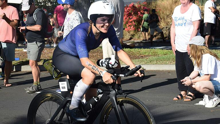 Zweiter Platz beim Ironman Hawaii: Sarah Karollus kämpft sich bei der Triathlon-Weltmeisterschaft auf dem Rennrad zur nächsten Etappe.