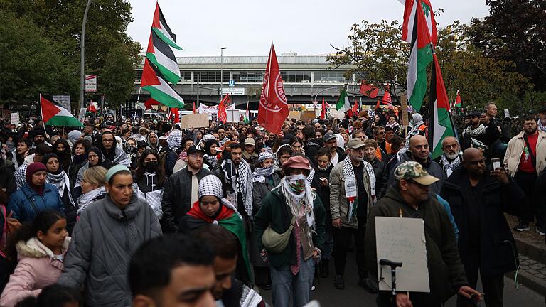 Jahrestag 7. Oktober 2023 - Berlin       -  Zum Jahrestag des Hamas-Angriffs wird in Berlin gegen das Vorgehen Israels im Gazastreifen demonstriert.