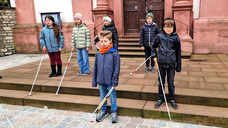 Mit großem Interesse ertasteten die Kinder mit den weißen Stöcken und oft mit geschlossenen Augen Bordsteinkanten, Treppen und Absperrungen. Mit großem Interesse ertasteten die Kinder mit den weißen Stöcken und oft mit geschlossenen Augen Bordsteinkanten, Treppen und Absperrungen.