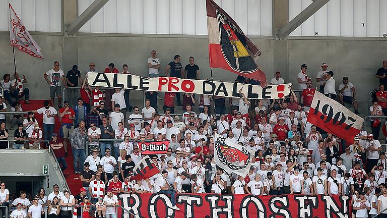 Fussball, 3. Liga, FC Rot-Weiß Erfurt - FC Würzburger Kickers - Würzburger Fans mit einem Spruchband: „Alle pro Dalle“ verkündeten beim letzten Saisonspiel der Kickers am 12. Mai in Erfurt ihre Verbundenheit zum Stadion-Standort am Dallenberg. Fussball, 3. Liga, FC Rot-Weiß Erfurt - FC Würzburger Kickers - Würzburger Fans mit einem Spruchband: „Alle pro Dalle“ verkündeten beim letzten Saisonspiel der Kickers am 12. Mai in Erfurt ihre Verbundenheit zum Stadion-Standort am Dallenberg.