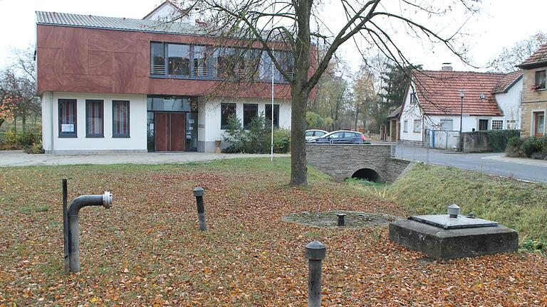 Im Ernstfall kann die Feuerwehr in Bischwind auf das Reservoir des unterirdischen Wasserbunkers neben dem Gemeinschafts- und Feuerwehrhaus zurückgreifen. Der Unkenbach gleich daneben führt momentan so gut wie kein Wasser mehr. Im Ernstfall kann die Feuerwehr in Bischwind auf das Reservoir des unterirdischen Wasserbunkers neben dem Gemeinschafts- und Feuerwehrhaus zurückgreifen. Der Unkenbach gleich daneben führt momentan so gut wie kein Wasser mehr. 